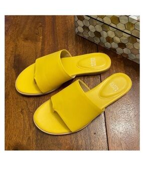 Eileen Fisher Edge Leather Thong Slide Sandals in Butter Yellow 7.5